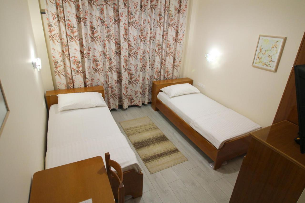 Hotel Ari Sarande Bagian luar foto
