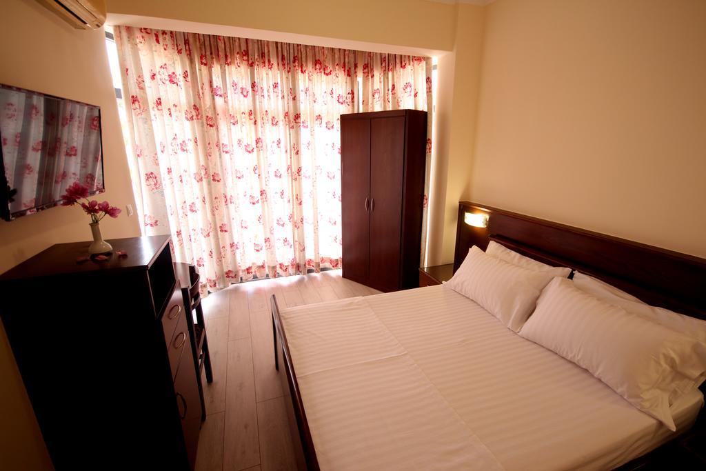 Hotel Ari Sarande Bagian luar foto