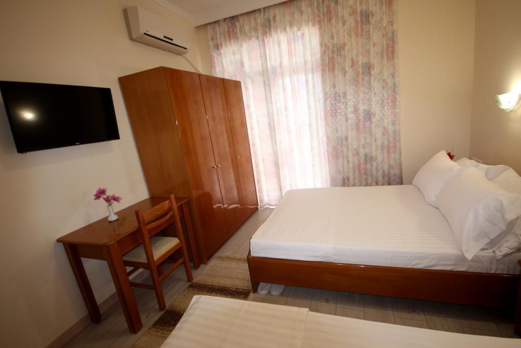 Hotel Ari Sarande Bagian luar foto