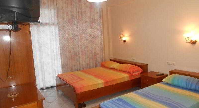 Hotel Ari Sarande Bagian luar foto